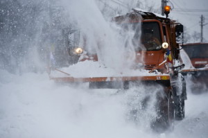 Un barbat conduce un utilaj de deszapezire, pe strada Principala din comuna Smeeni, in judetul Buzau, marti, 28 ianuarie 2014. Administratia Nationala de Meteorologie a emis o avertizare cod portocaliu si cod galben de ninsori si viscol valabila de miercuri de la ora 06:00 pana joi la ora 10:00 in mai multe judete din tara. ANDREEA ALEXANDRU / MEDIAFAX FOTO